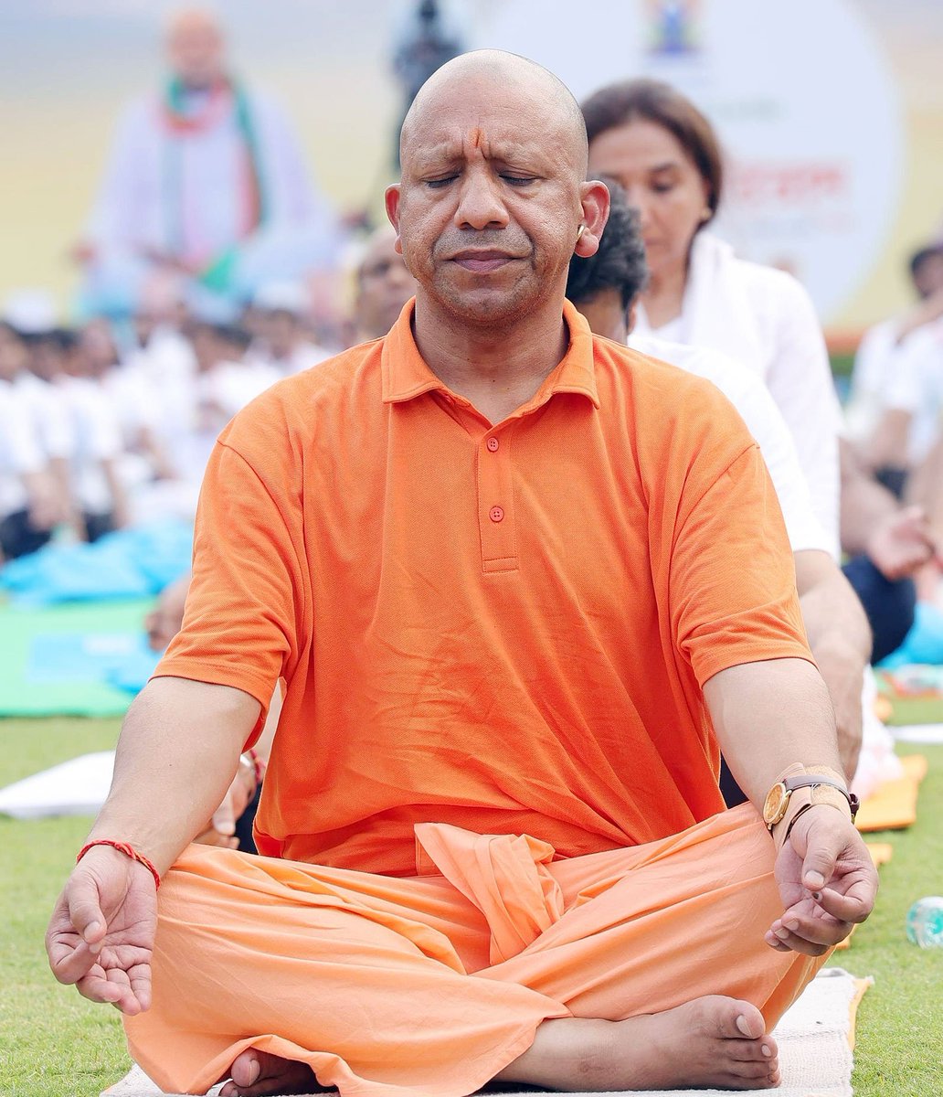 देश में एक प्रोफेशन ऐसा माना जाता है जिसमें भरपूर आराम और हैंडसम सैलरी मिलती है। 

वह प्रोफेशन है "सरकारी शिक्षक" का

उत्तर प्रदेश सरकार ने अब यूपी के सरकारी स्कूलों में ऑनलाइन हाजरी अनिवार्य कर दी है, जिसका शिक्षक विरोध कर रहे हैं।

ऑनलाइन हाजरी का मतलब है कि 

अगर स्कूल 8 बजे