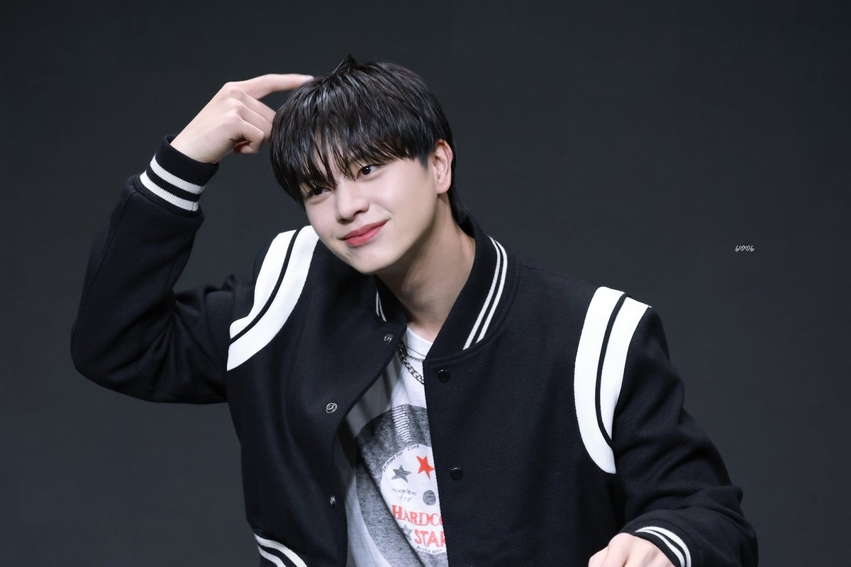 6OOK6's tweet photo. 240510 에버라인 대면 #육성재💗 

뎨냥이 그루밍🐈‍⬛🤍

#육성재를육성해 #육성재를육성하라 #YOOKSUNGJAE @BTOB_6SJ https://t.co/ICVwoRfBZC