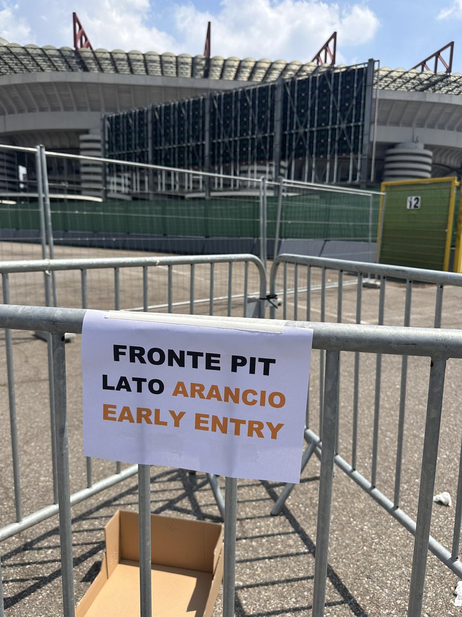 stjllstanding's tweet photo. È iniziata (per davvero) la fila del FRONT PIT VIP 4 per Taylor a San Siro per il 13/07

La fila si fa appena fuori dallo stadio, porta 12 (più o meno dietro la biglietteria che sta davanti all’ingresso 7-8). Sono in quest’area anche tutte le altre file dei posti non numerati :) https://t.co/EplfKhNyBR