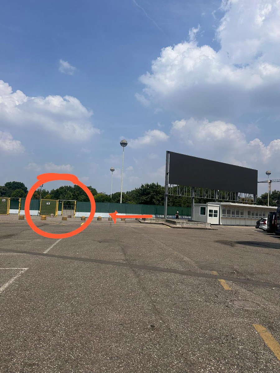 stjllstanding's tweet photo. È iniziata (per davvero) la fila del FRONT PIT VIP 4 per Taylor a San Siro per il 13/07

La fila si fa appena fuori dallo stadio, porta 12 (più o meno dietro la biglietteria che sta davanti all’ingresso 7-8). Sono in quest’area anche tutte le altre file dei posti non numerati :) https://t.co/EplfKhNyBR