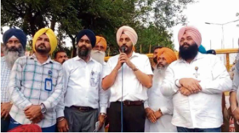 Dsrcf3's tweet photo. ਟੈਕਸੀ ਮਾਲਕਾਂ ਤੇ ਡਰਾਈਵਰਾਂ ਵੱਲੋਂ ਸਰਕਾਰ ਖ਼ਿਲਾਫ਼ ਮੁਜ਼ਾਹਰਾ
https://t.co/l4vl2oCWfl https://t.co/4h6Jczz1O8