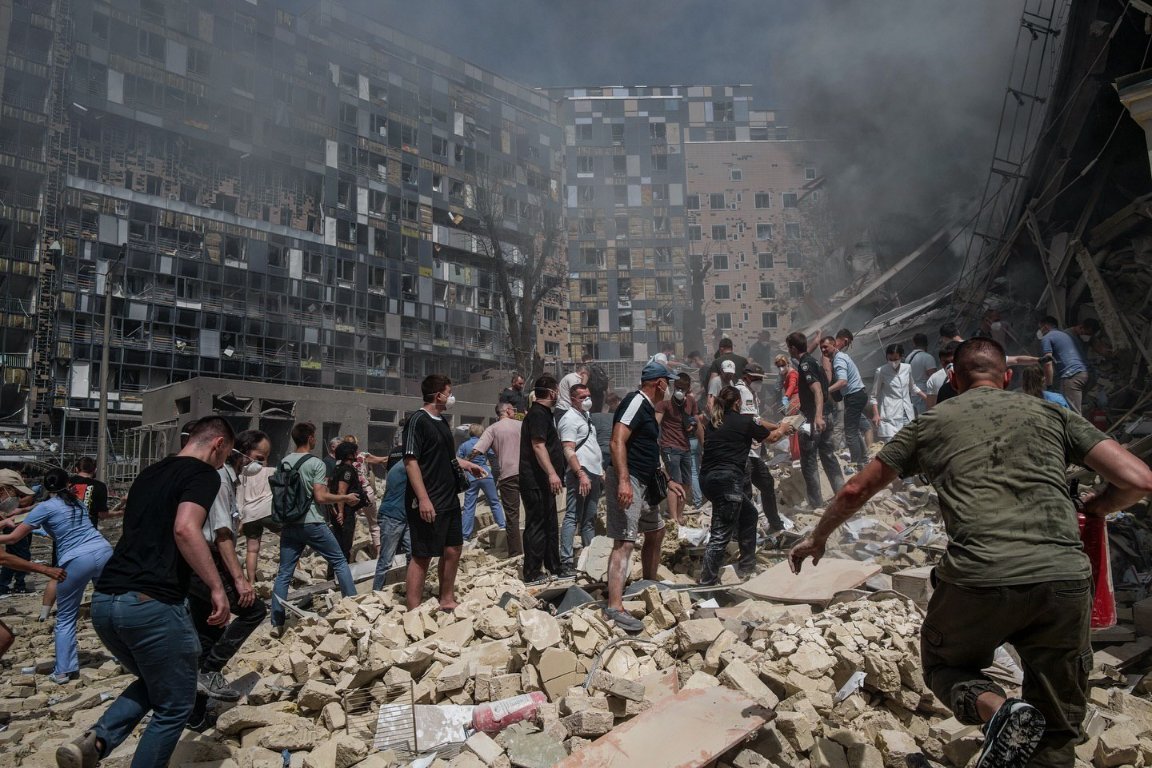 OmwanaWabakama's tweet photo. #RussianMissileattack in UKRAINE
38 people have been reported dead, including four children, 190 people were injured and are receiving assistance. There are 64 people hospitalized in Kyiv, 28 in Kryvyi Rih, and 6 in Dnipro.

#Agaheeru 9PM Mon-Fri on Sky Tv
StarTimes 468, Zuku 77 https://t.co/u9k448FlY4