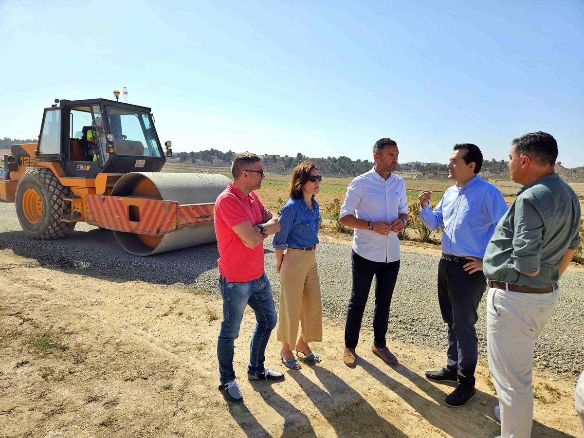 AytodeCaravaca's tweet photo. Una inversión de 190.000 euros permite el arreglo de la carretera que conecta las pedanías de La #Almudema y Los #Royos
Las obras, financiadas por @Fomento_RM a petición del Ayuntamiento, abarcan 16,5 KM: https://t.co/zDvfkINQyV https://t.co/P5jedbk9ol