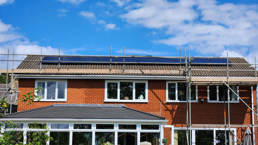 GenerateSolarEV's tweet image. Solar Panel Installation at a Family Home in Sheffield. This split array of solar panels with the addition of battery storage will soon help make big savings on household bills #SolarEnergy #SolarPower generate-solarev.co.uk/solar-panel-in…