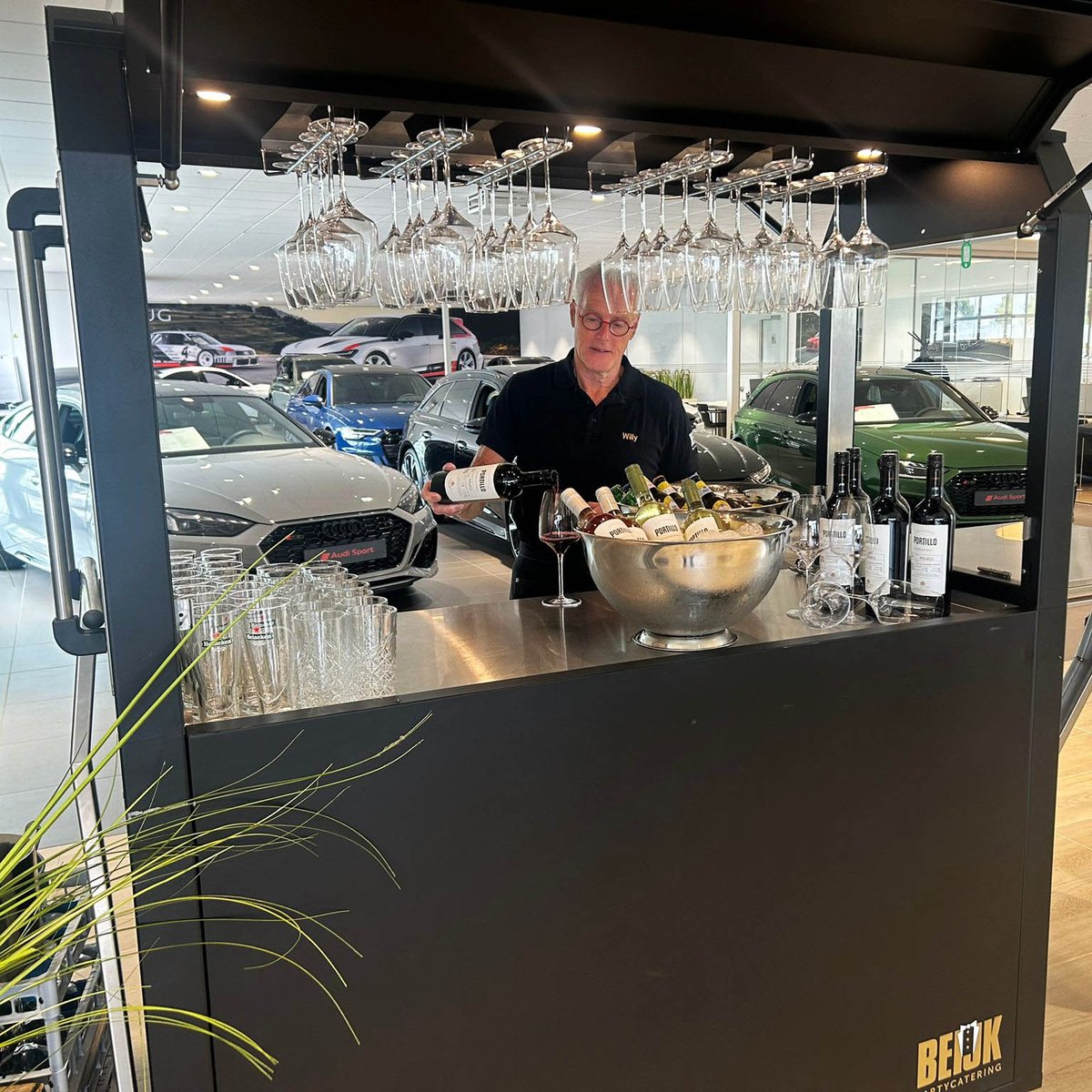 🚗 Bij Audi Van De Brug stonden we klaar met onze mobiele bar voor de spectaculaire introductie van de nieuwe Audi Q6 e-tron. Onze medewerker zorgde voor de perfecte drankjes om deze bijzondere gelegenheid te vieren. Proost op innovatie! 🍷

#Audi #AudiQ6etron #Q6etron #Catering