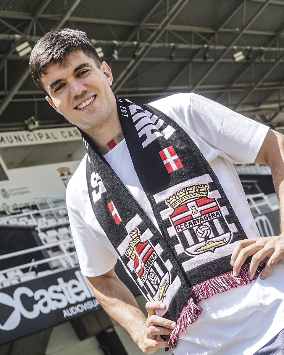 🥰 Lo veo y lo quiero

Martín Aguirregabiria con sus nuevos colores 🤍🖤

#FCCartagena #Efesé