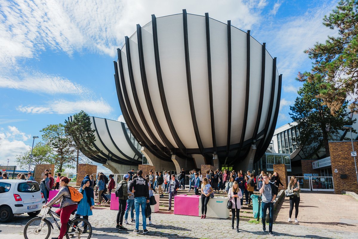 ReimsLegendR's tweet photo. 👩‍🎓👨‍🎓 Classement @letudiant des meilleurs villes étudiantes en 🇫🇷 #Reims en constante progression ↗
☑ Une part d'étudiants de 13,5% (35 000)
☑ Forte densité de l'offre de #formation
☑ Nombreuses initiatives locales
☑ Un bon accès aux services de santé
https://t.co/hKQhshutv0 https://t.co/ldu5B2GqwI
