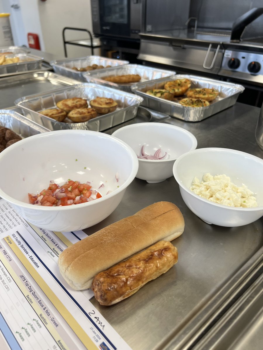 DPIXCREATIVE's tweet image. Busy kitchen full of chefs working on today’s shoot - loving my job! #foodphotography #foodphotographer