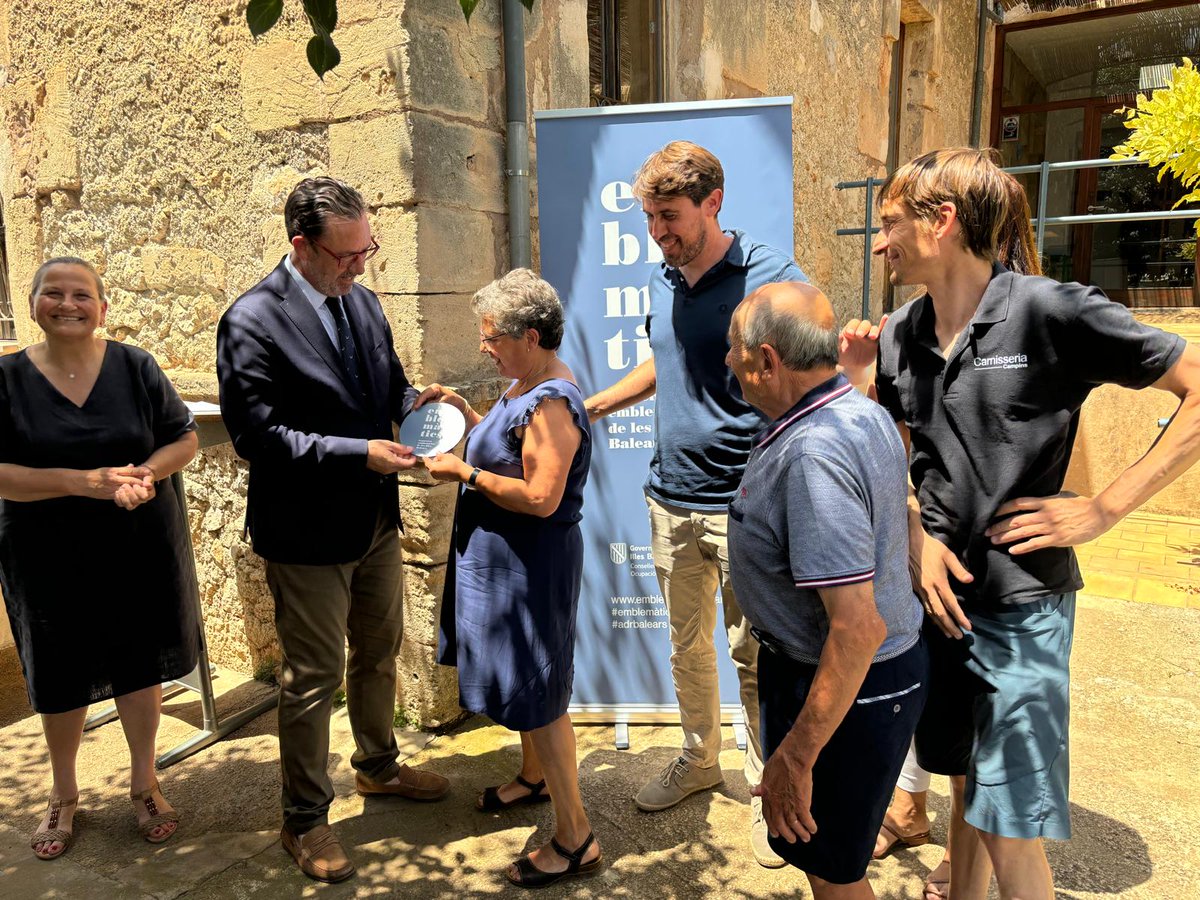 adr_balears's tweet photo. 🏅El comerç de Sineu ja és Emblemàtics Balears

🤝El conseller d’Empresa, Ocupació i Energia @coopetidor i el batle de Sineu,Tomeu Mulet, han fet entrega dels distintius a 8 establiments del municipi

#EmblemàticsBalears és un projecte ADR Balears de la @conselleriaeoe #connectar https://t.co/Wju1eQpLrW