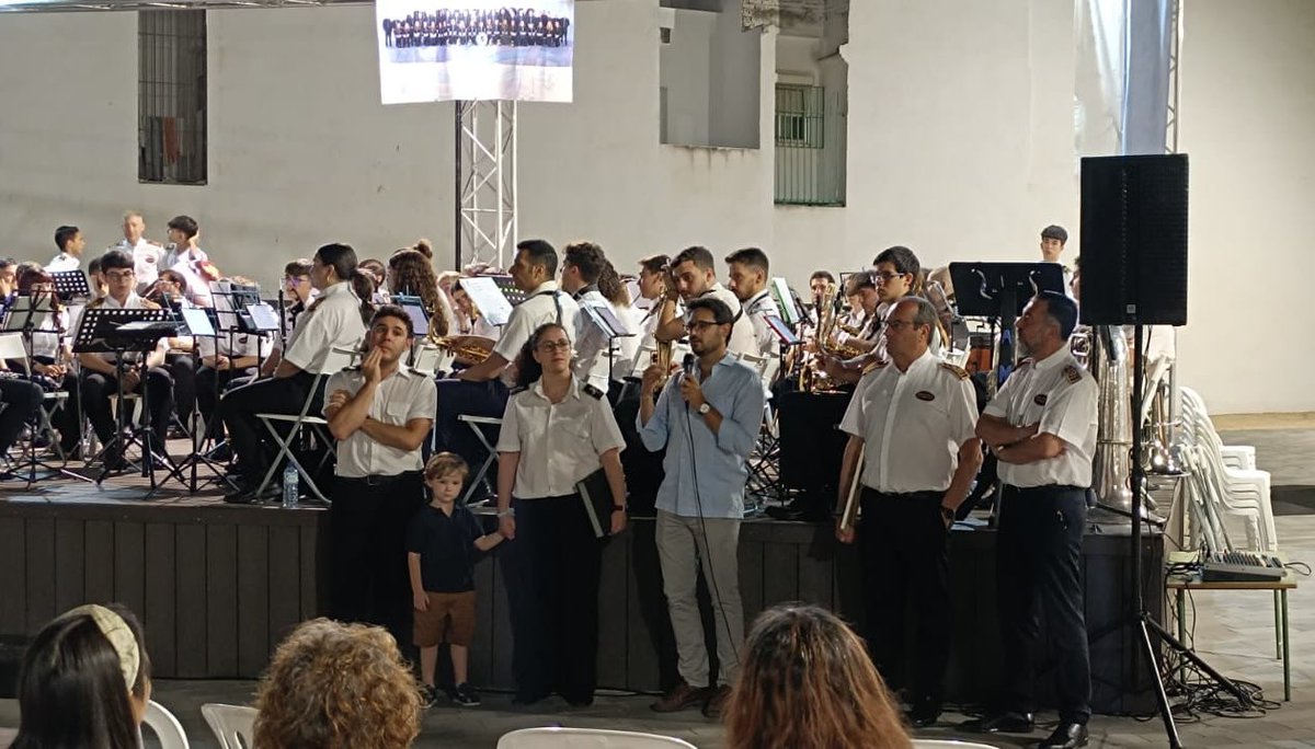 FederbandSev's tweet photo. 🎼 El pasado sábado, la delegación de @federbandsev estuvo representada por Román Cano en el acto “𝐕𝐞𝐫𝐛𝐞𝐧𝐚 𝐌𝐮𝐬𝐢𝐜𝐚𝐥 𝐚 𝐃𝐨𝐬 𝐁𝐚𝐧𝐝𝐚𝐬” con motivo del XIII Aniversario, organizado por la @amalgaba con la participación de @BMLasCigarreras https://t.co/sdsVTwidv3