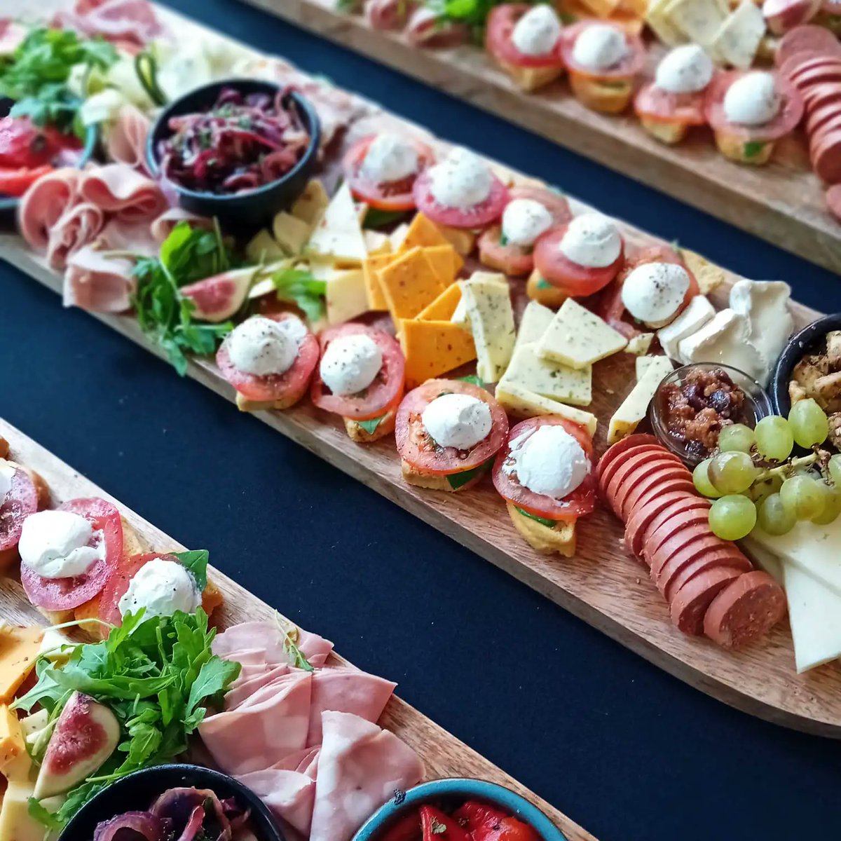 De borrelplank is uitgegroeid tot een essentieel onderdeel van elke gezellige bijeenkomst. Wat maakt deze smaakvolle planken zo speciaal? Bij Beijk Catering brengen we de beste smaken uit verschillende tradities samen op één plank!

#Borrelplank #Borrelhapjes #Catering #Food