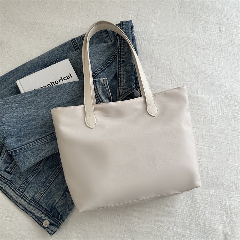 y4thiraaa's tweet photo. another affordable totebag for daily use🫰🏻

simple tapi cantikk! i dari zaman belajar lagi duk kumpul totebag🤣 https://t.co/DfsAN3tZjU