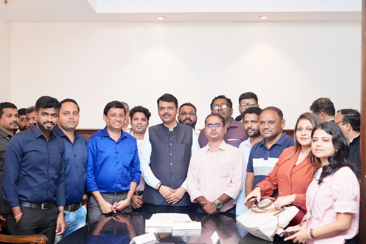 Devendra_Office's tweet photo. DCM Devendra Fadnavis congratulates the newly elected Executive Committee Members of TV Journalist Association (TVJA) at Vidhan Bhavan, Mumbai, earlier today.

@Dev_Fadnavis @TvjaMaharashtra
#DevendraFadnavis #Maharashtra #Mumbai https://t.co/tianWTxWN6