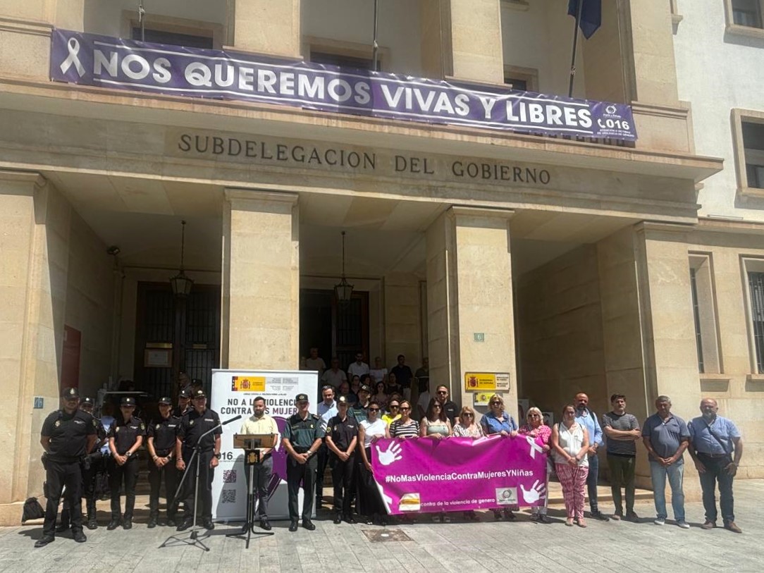 DelegGobCVA's tweet photo. ⚫️Minuto de silencio en condena por el asesinato machista en Villena y en apoyo a los familiares de la víctima.

📍Las subdelegaciones en Alicante, Castellón y Valencia se suman a la Delegación del Gobierno en la Comunitat Valenciana en la lucha contra la violencia de género. https://t.co/Hp0KE2NStl