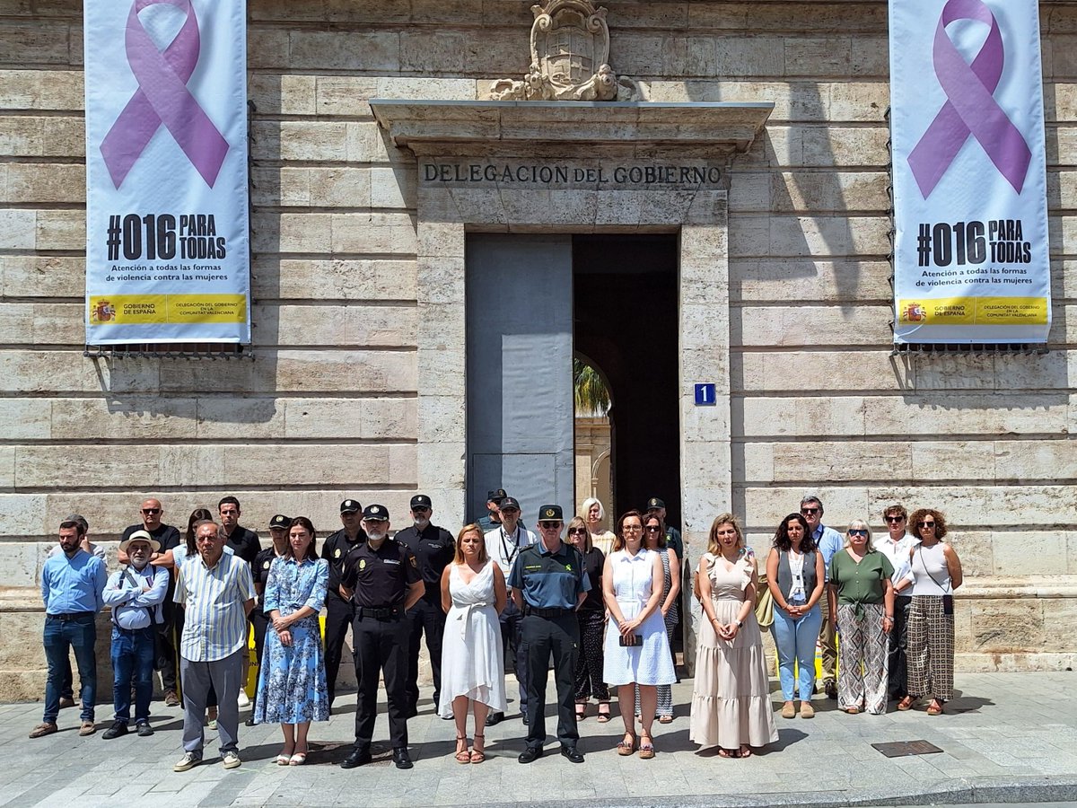 DelegGobCVA's tweet photo. ⚫️Minuto de silencio en condena por el asesinato machista en Villena y en apoyo a los familiares de la víctima.

📍Las subdelegaciones en Alicante, Castellón y Valencia se suman a la Delegación del Gobierno en la Comunitat Valenciana en la lucha contra la violencia de género. https://t.co/Hp0KE2NStl
