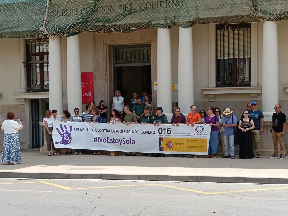 DelegGobCVA's tweet photo. ⚫️Minuto de silencio en condena por el asesinato machista en Villena y en apoyo a los familiares de la víctima.

📍Las subdelegaciones en Alicante, Castellón y Valencia se suman a la Delegación del Gobierno en la Comunitat Valenciana en la lucha contra la violencia de género. https://t.co/Hp0KE2NStl