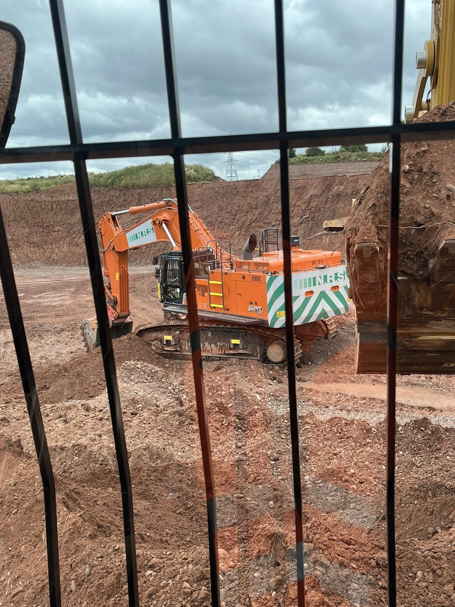 Digging along side the big 690 today 👍