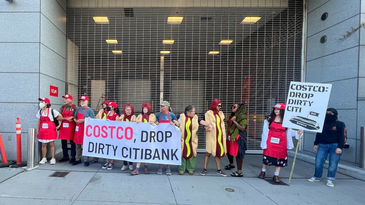 StopMoneyPipe's tweet photo. @Costco @Citibank @ClimateDEF @ThirdActOrg @nychange @pop4climate @ClimateFamsNYC We love Costco, BUT: Costco has a credit card partnership with dirty @Citibank, the world’s #1 funder of fossil fuel expansion.

We join thousands of people putting pressure on @Costco to encourage Citi to stop funding fossil fuel expansion! #SummerofHeat https://t.co/oAiB5ycunV