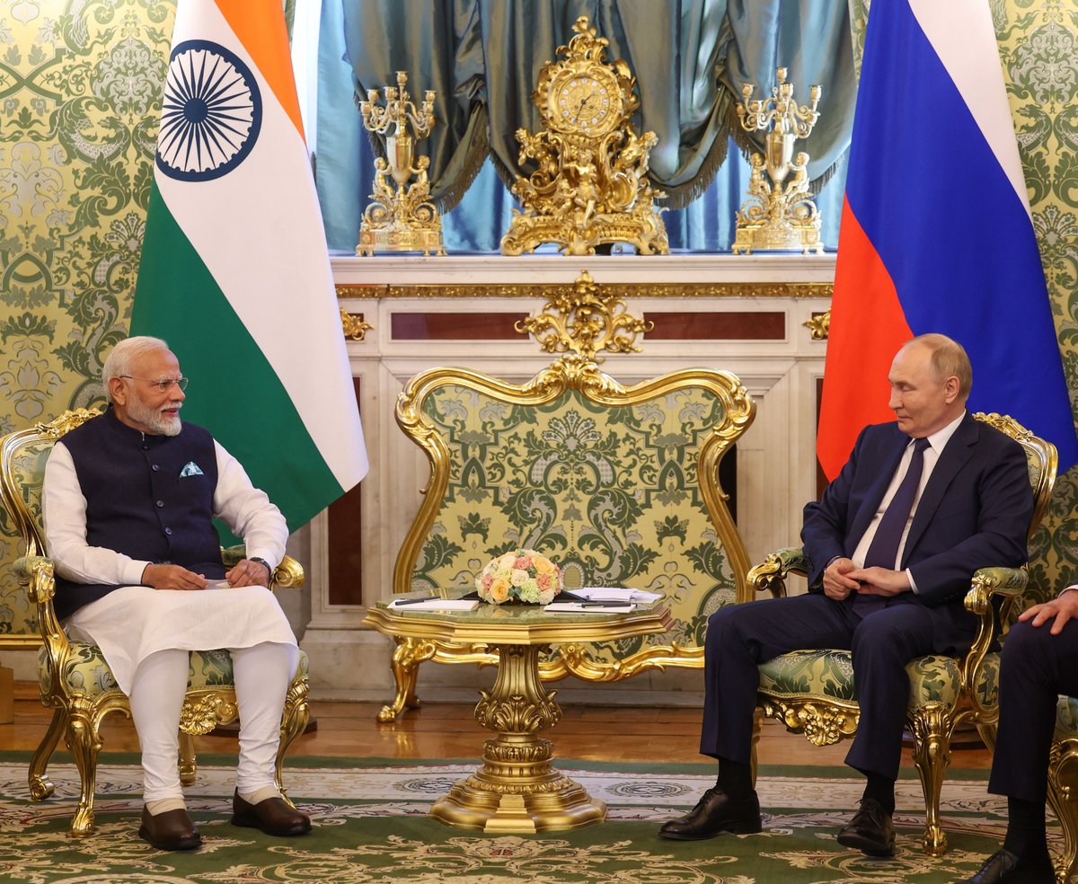 narendramodi's tweet image. Held productive discussions with President Putin at the Kremlin today. Our talks covered ways to diversify India-Russia cooperation in sectors such as trade, commerce, security, agriculture, technology and innovation. We attach great importance to boosting connectivity and…