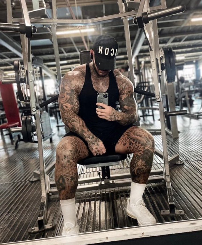 Don't worry, @MasterAronKing back again to guide you &amp;help you become the best submissive slave you can be. Follow Their lead, obey Their superior command, and allow yourself to be shaped he the top master of 2016 &amp;2017  #footmaster #cashmaster #findom #footfetish #malefeet