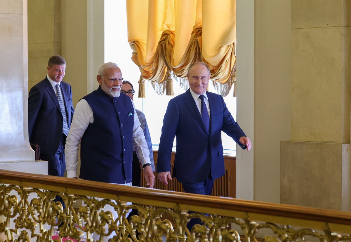 narendramodi's tweet photo. Сегодня в Кремле состоялись продуктивные переговоры с Президентом Путиным. В ходе переговоров обсуждались пути диверсификации индийско-российского сотрудничества в таких сферах, как торговля, безопасность, сельское хозяйство, технологии и инновации. Мы придаем большое значение транспортной доступности и культурному обмену.