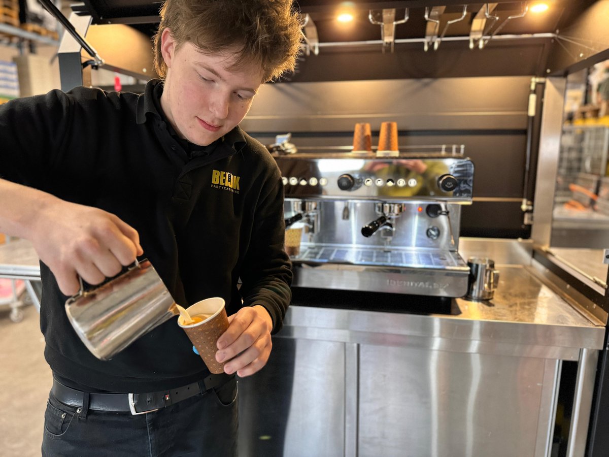 Ons team heeft onlangs een geweldige in house #Barista #cursus gevolgd, waar we de fijne kneepjes van het koffievak hebben geleerd. De kunst van het malen, het perfecte schuim en de geheime ingrediënten voor de meest smaakvolle brouwsels.

#Koffie #catering #BeijkCatering