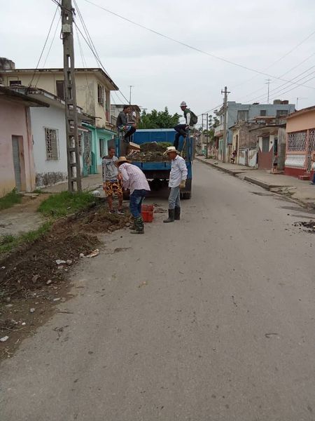 Se  trabaja en la limpieza de registros y tragantes en la ciudad de  Cienfuegos para mejorar la evacuación de las aguas pluviales y de  alcantarillado.