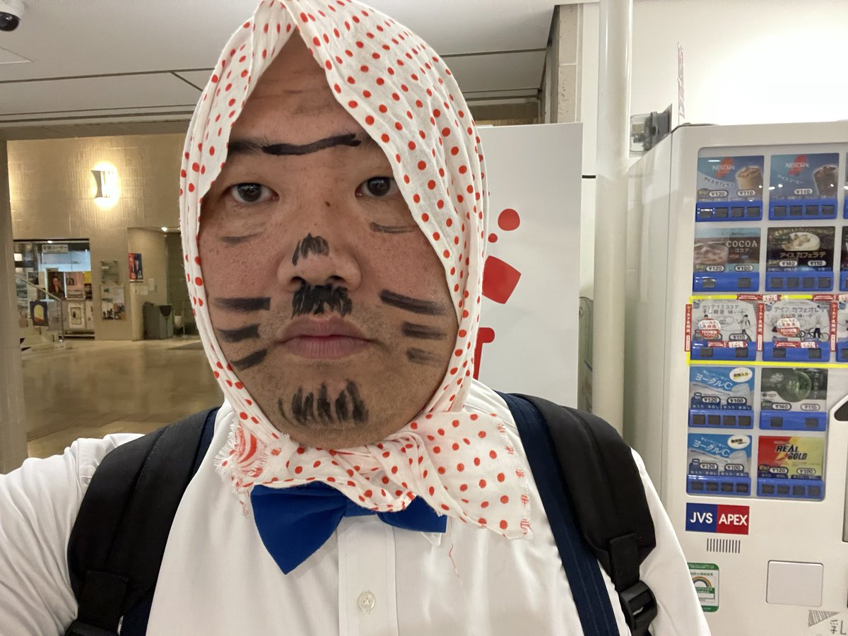 tttmmmmjjjjjjj's tweet photo. 客席が重い感じがしたので、

色々メイクを足してみたけど、結局大滑りしたほっかむりおじさん、、、 https://t.co/MI2ZxleSI5