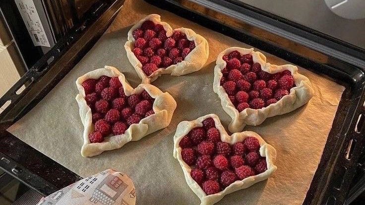 chanelkake's tweet photo. strawberry + raspberry pastries ♡ https://t.co/5YgSyYLHoc