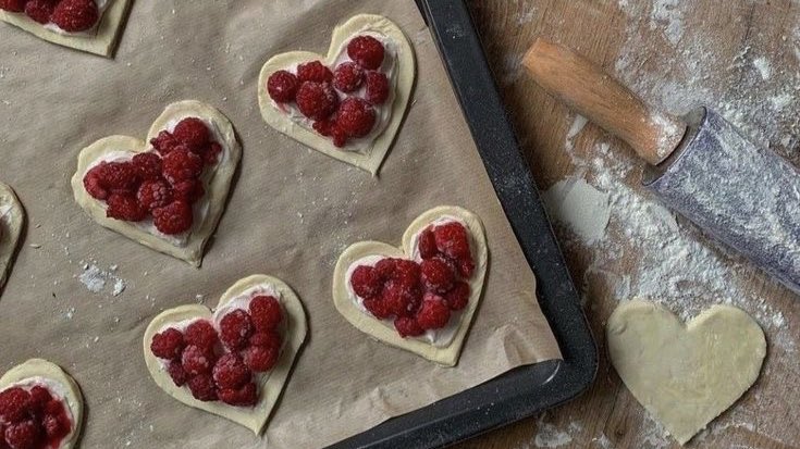 chanelkake's tweet photo. strawberry + raspberry pastries ♡ https://t.co/5YgSyYLHoc
