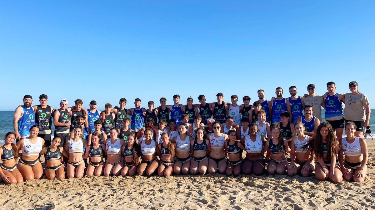🤾🏻‍♀️🏖️ Este fin de semana, el #ArenaSur, al que asistieron todos nuestros equipos, se convirtió en el escenario de nuestra presentación oficial como club de balonmano playa.

Los pequeños tuvieron la 1ª experiencia en la competición oficial y los mayores resultaron subcampeones.