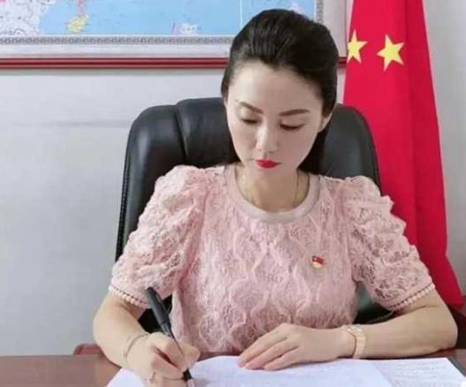AcidQueen224694's tweet photo. 瓜友投稿：史上颜值最高的美女李彬被双规，偷情视频曝光 原来美女局长是靠骑上去的，全部视频！！终于有了，刚刚才拿到的资源。观看入口：https://t.co/G5DkfoMz2c，129578#酒后乱性 #偷情 #权色交易 https://t.co/KLdlXmIowC
