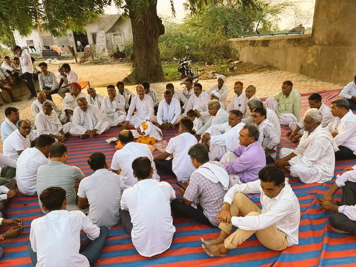 MahendraGu92910's tweet photo. देवली उनियारा विधानसभा क्षेत्र में जन संपर्क के दौरान वरिष्ट जनों से देवली उनियारा में आगामी विधानसभा चुनाव के संदर्भ में चर्चा हुईं। @SachinPilot
#Devali #uniara #tonk #rajasthan @kcmeena1966 https://t.co/BF3UHBf0e2