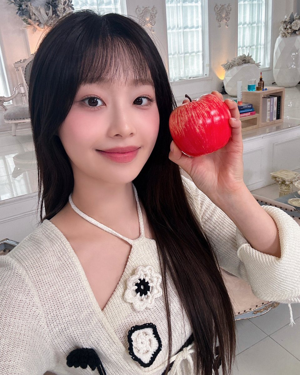 [⏰] SBS Plus 리얼 연애실험실 독사과 잠시 후 10:10PM 츄가 출연합니다🖤🍎 #CHUU #츄 #독사과Translate post