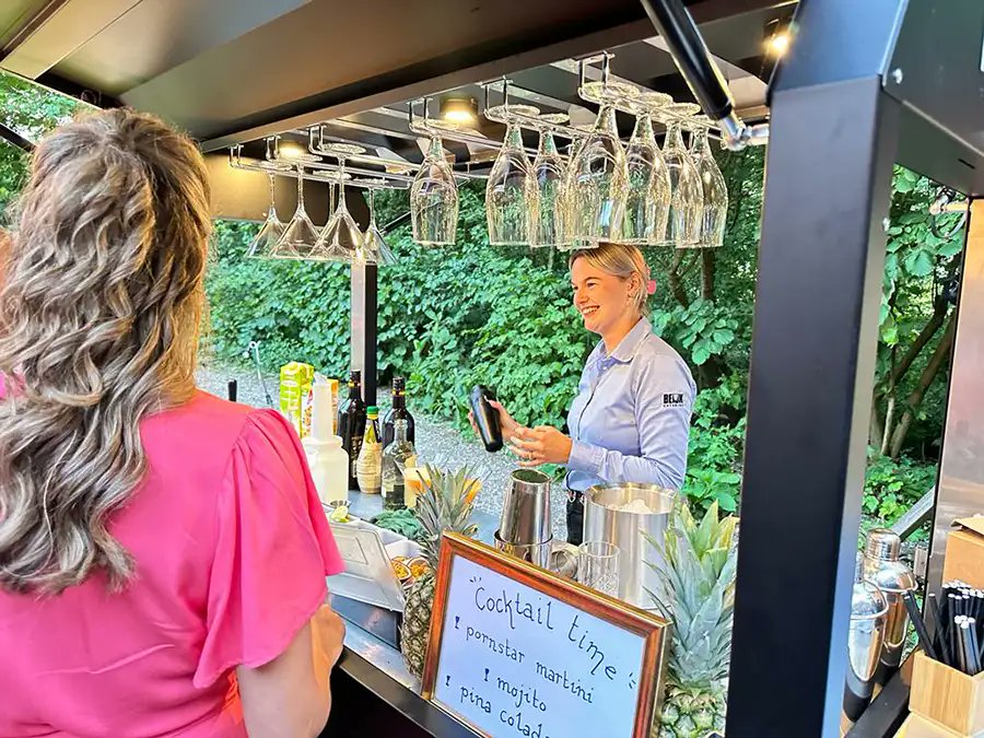 Met onze mobiele (cocktail)bar komen wij echt overal! We creëren in een handomdraai een feestelijke sfeer en shaken de lekkerste cocktails en mocktails. Op welk tuin- of bedrijfsfeest mag dit niet ontbreken?

#cocktailbar #Huren #Cocktails #pornstarMartini #Mojito #Pinacolada