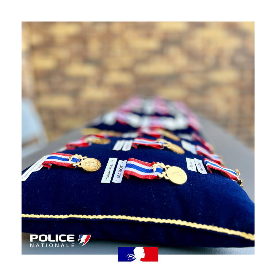 PoliceNat77's tweet photo. #JournéeDeLaPoliceNationale | Ce matin avait lieu la cérémonie de la @PoliceNationale, en présence de M. le @Prefet77.

Hommage aux policiers décédés dans leurs fonctions 🕊️ et honneur rendu à ceux qui se sont illustrés cette année avec 6⃣1⃣ médailles décernées.

#Protéger https://t.co/xs40ovSj7e