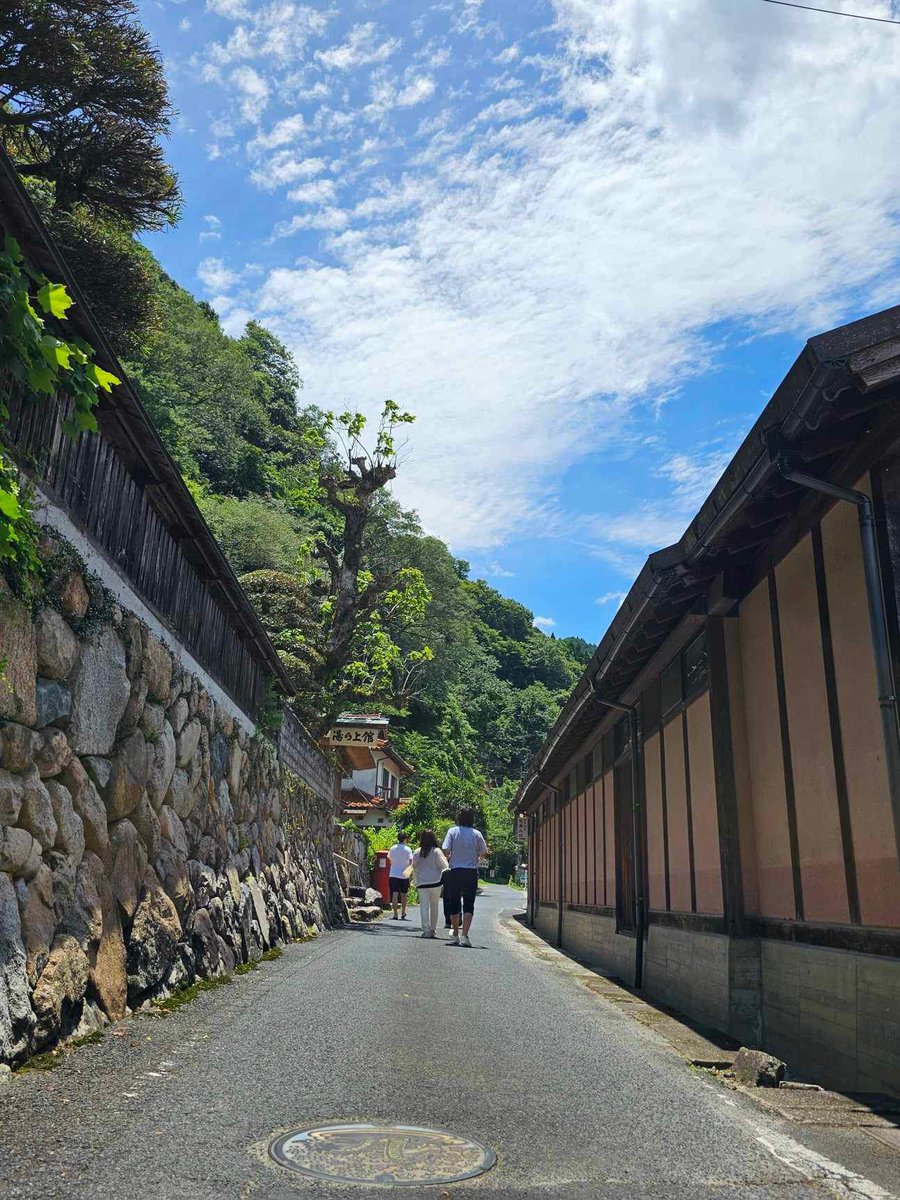 kinopirian's tweet photo. いやぁ、最高の雲南（出雲）旅になりました…！
海外に日本の地方の魅力を発信する会社を経営されている道越さんと、秋田さん、
雲南と色々とご縁があるPwCで京丹後市の地域活性化起業人として活動されている高篠さん、ご来雲ありがとうございました✨
お2人とも東京でお会いして意気投合、すぐ雲南まで来ていただける熱量と行動力に、感動です…！

今回は珍しく観光地メインで雲南（少し出雲）をご案内しましたが、地元民の私ですら想像を遥かに超え、本当に楽しく幸せな時間でした…

外の、それも観光PRのプロの視点で感想をいただき、地元の素晴らしさを再実感しました。
美味しい食、素敵な自然、素敵な人、チャレンジが生まれている現場、この掛け算は、マジで観光としても魅力的でして、特に最後の2点が掛け合わさる点が雲南のユニークポイントだと感じました。

地元にさらに自信が持てました、ありがとうございました✨
