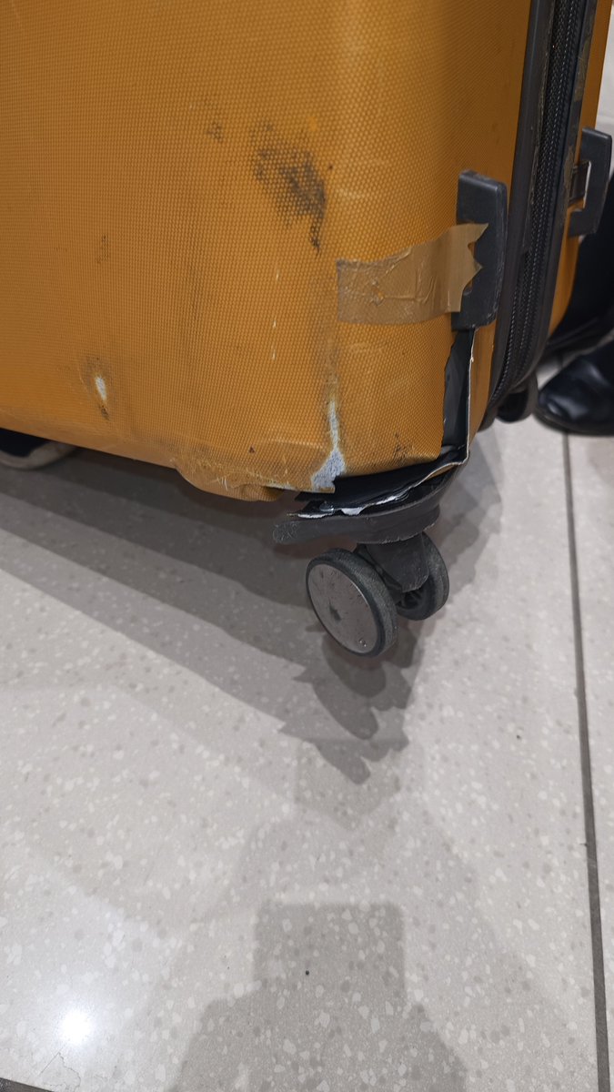 imParthGupta's tweet photo. Dear @VietjetIndia  I was travelling from Bali to Vietnam and Vietnam to India I have got my baggage is broken for that I need my claim 

Please Assist me for that.

At airport I have a fill all formalities and have received a pink form.  number of form is 194313. https://t.co/fdCSXv4TUF