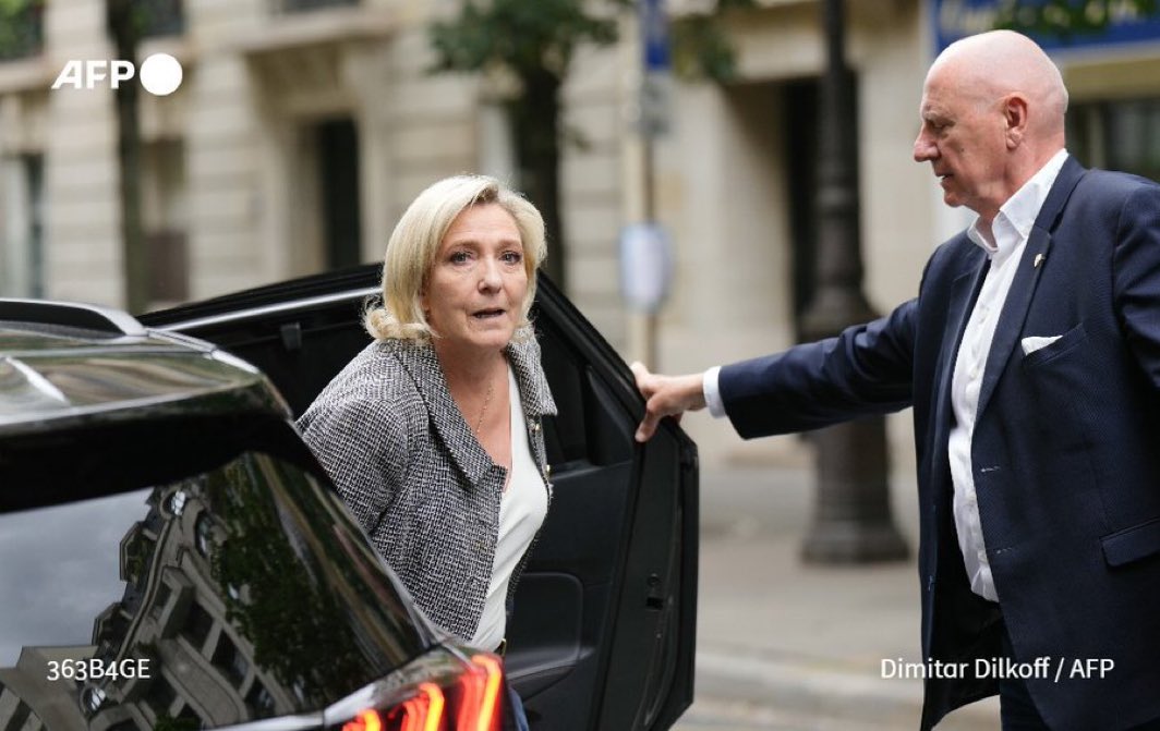 🇫🇷 | URGENTE: La justicia francesa abre una investigación de la campaña de la líder ultraderechista Marine Le Pen en la elección presidencial de 2022, que perdió contra Emmanuel Macron, por sospechas de financiación ilegal, anuncia la fiscalía de París y recogido por AFP.