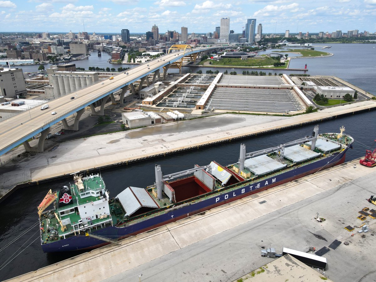 PortMilwaukee's tweet photo. It’s a beautiful day to welcome #Polsteam's Narie at Port Milwaukee! Narie, a cargo vessel that flies the Bahamian flag, is importing product to Milwaukee from the Netherlands. 

Stay up-to-date on all #MKE maritime activity ➡️https://t.co/ny86ympLcB https://t.co/4xVBRYnHM4