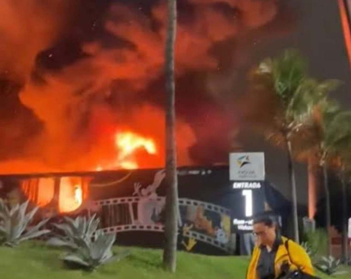 poptime's tweet photo. 🚨 MEU DEUS! A boneca da Annabelle e diversos outros itens originais de filmes icônicos da Warner Bros. foram completamente QUEIMADOS durante incêndio da Casa Warner, no Rio de Janeiro.

Não sobrou absolutamente NADA. https://t.co/Er4giGWIZf