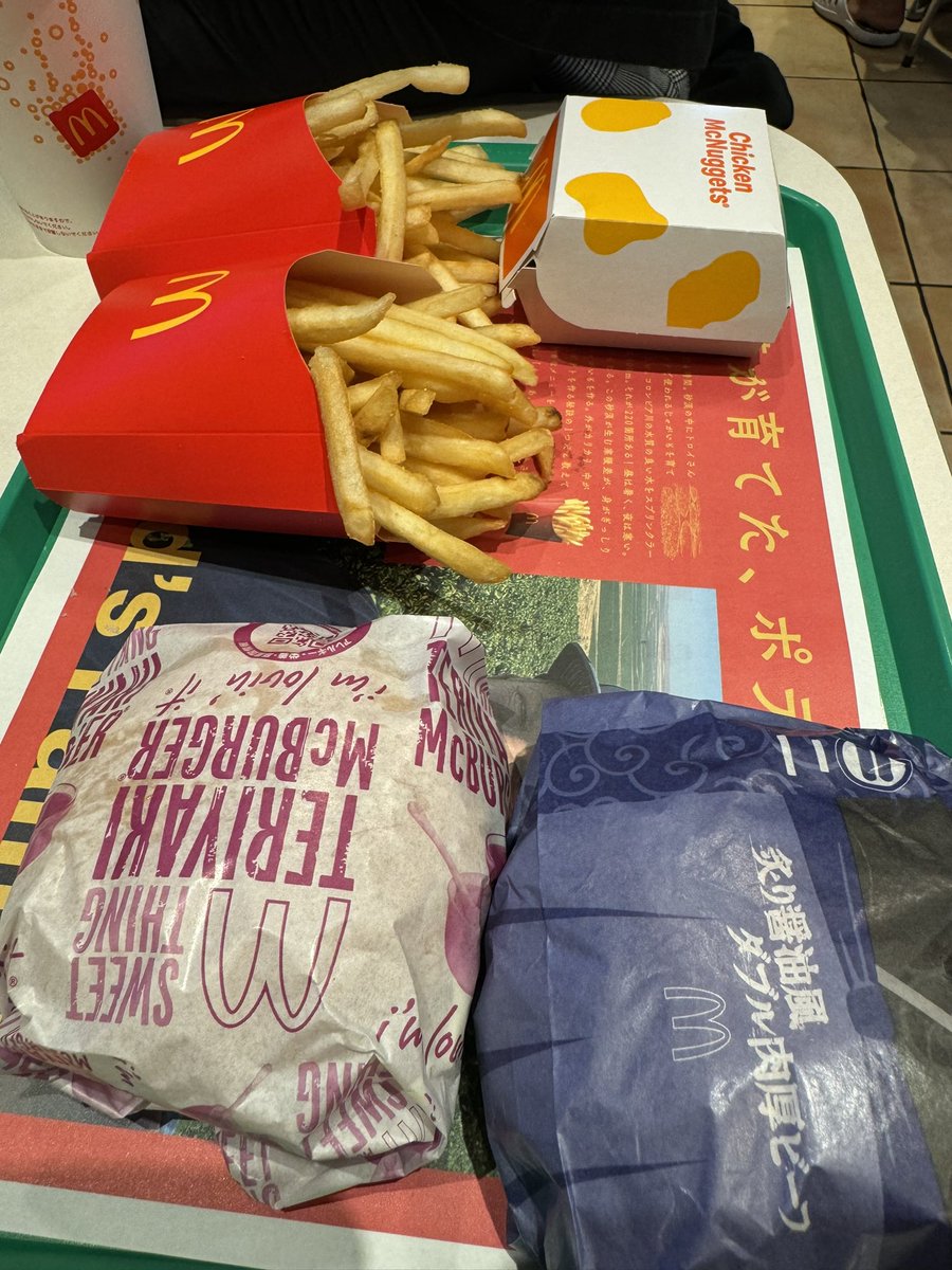 今日は2年ぶりに会う友達とマック食べに行った👍
やっぱポテトは神🍟
謎の中毒性がある