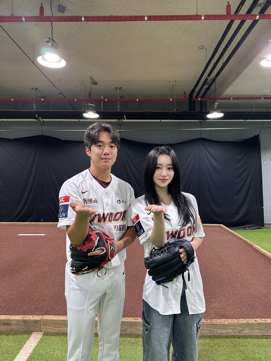 [#수아] 올해도 초대해 주셔서 감사드립니다!
언제나 설레는 시구에 오늘도 긴장되었지만 힘찬 응원에 즐거웠어요~ 키움 히어로즈 승리도 축하드립니다!!😊 2번째 승요❤

#드림캐쳐 #Dreamcatcher
#키움 #KIWOOM #HEROES
#야구 #프로야구 #KBO