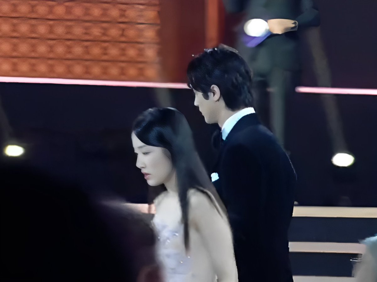 kdramasverse's tweet photo. We went from Hye Yoon & Woo Seok crossing paths during the 59th Baeksang Awards, to being presenters together at the 44th Blue Dragon awards. Let's make them receive awards at the next few award shows they go to. 
Keep voting for Hye Yoon & Woo Seok for SDA for the next 6 days. Keep voting for them as 2024 brand of the year grand prize & the netizens award  
#LovelyRunner #변우석 #김혜윤 #KimHyeYoon #ByeonWooSeok
