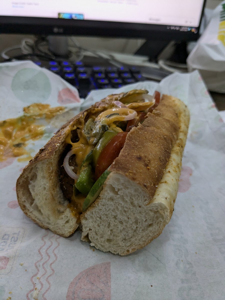 Food_Plexus's tweet photo. @SubwayIndia @SUBWAY 
This is the thickness of bread which Subway gives. It's almost 75% bread.
Hardly any vegetables. Patty was dry and tastless. Subway is doing worse day by day. https://t.co/a26Y0izR44