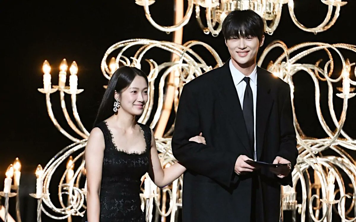 kdramasverse's tweet photo. We went from Hye Yoon & Woo Seok crossing paths during the 59th Baeksang Awards, to being presenters together at the 44th Blue Dragon awards. Let's make them receive awards at the next few award shows they go to. 
Keep voting for Hye Yoon & Woo Seok for SDA for the next 6 days. Keep voting for them as 2024 brand of the year grand prize & the netizens award  
#LovelyRunner #변우석 #김혜윤 #KimHyeYoon #ByeonWooSeok