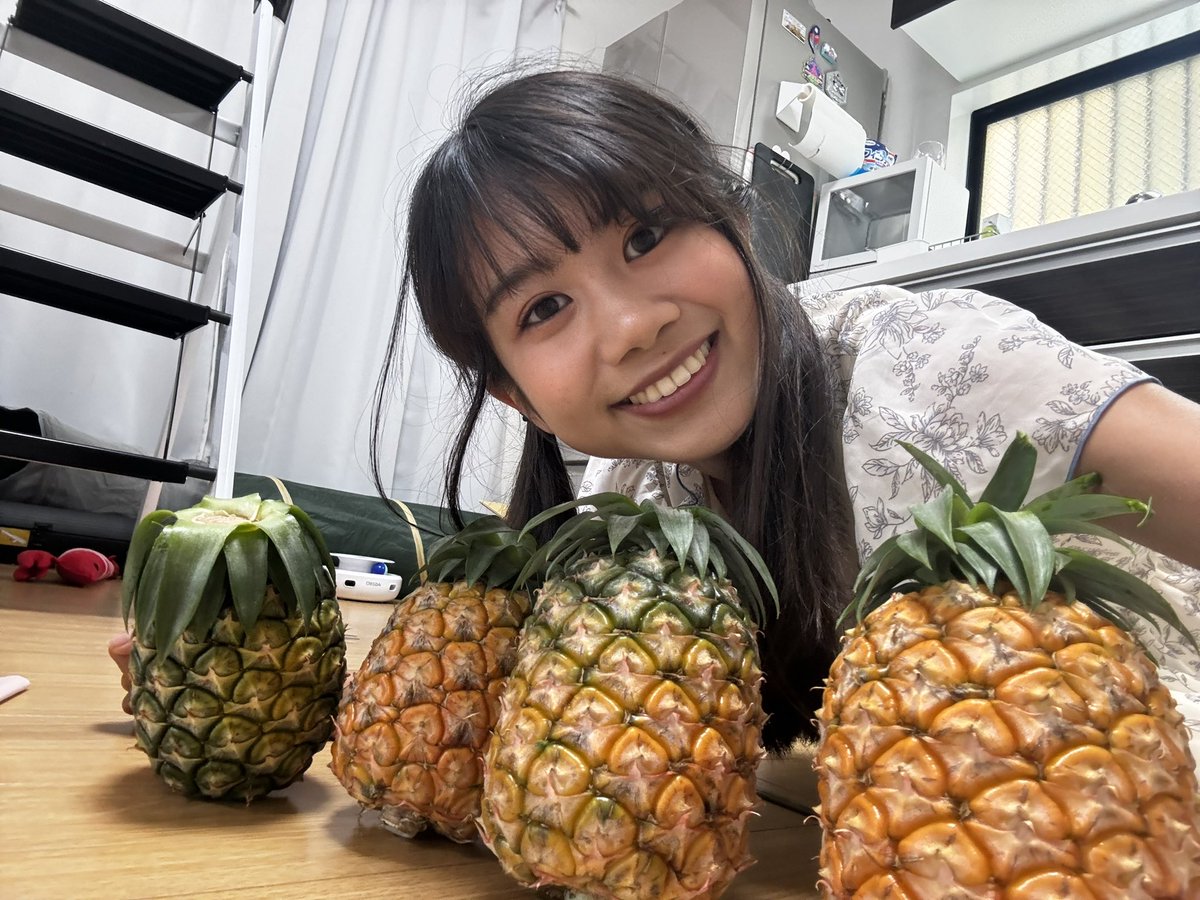 yoshimyann's tweet photo. 石垣島からの故郷納税で購入したパイナップルが届いた!🍍💖
Pineapple from Okinawa which I purchased with Furusato tax has arrived!
#okinawa #pinapple #cat #kitten https://t.co/NsB47gIyWz
