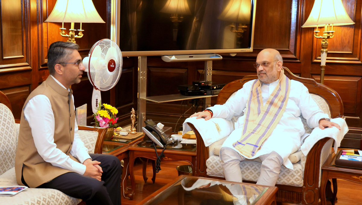Abhinav_Bindra's tweet photo. A Great pleasure discussing sport and its vital role in nation-building with  Honourable Home Minister @AmitShah ji. Sport is a powerful tool that unites communities, promotes health, and empowers our youth. By fostering a strong culture of sport, we  build a cohesive and vibrant India.
