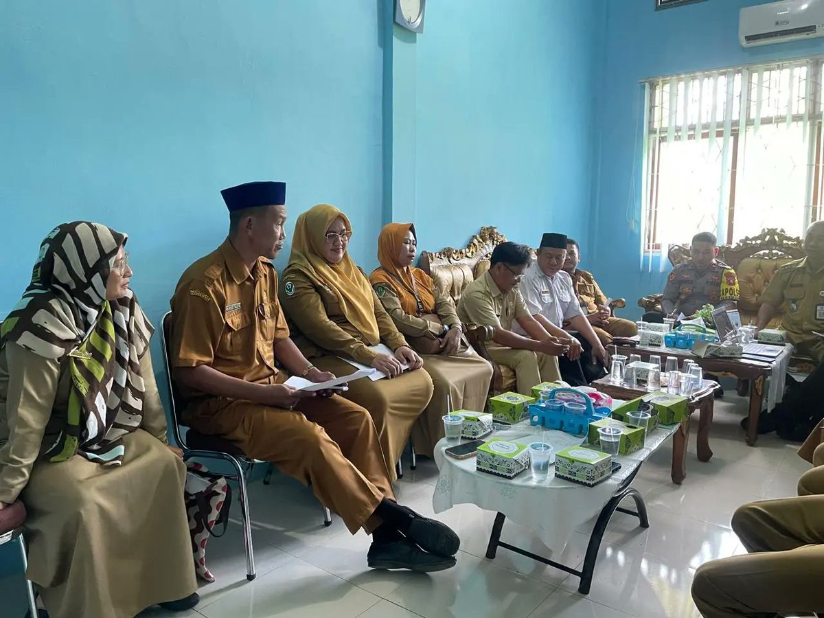 PSegedong's tweet photo. Dukung percepatan penurunan angka stunting, Kapolsek Segedong hadiri kegiatan Mini Loka Karya Tingkat Kecamatan di Kantor Camat Segedong.
#polripresisi2024 
#divisihumaspolri 
#humaspoldakalbar 
#humaspolresmempawah 
#polresmempawahbestari 

#polresmpawah 
#kapolresmempawah https://t.co/BU8gOILsUJ