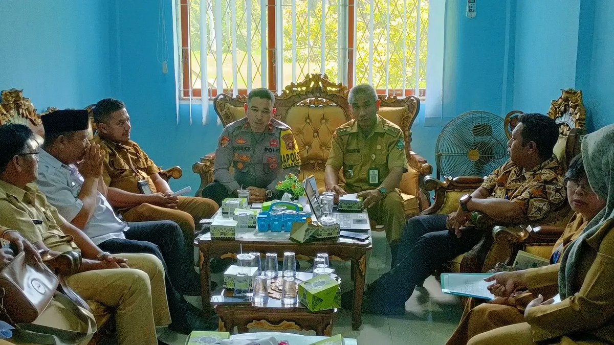 PSegedong's tweet photo. Dukung percepatan penurunan angka stunting, Kapolsek Segedong hadiri kegiatan Mini Loka Karya Tingkat Kecamatan di Kantor Camat Segedong.
#polripresisi2024 
#divisihumaspolri 
#humaspoldakalbar 
#humaspolresmempawah 
#polresmempawahbestari 

#polresmpawah 
#kapolresmempawah https://t.co/BU8gOILsUJ